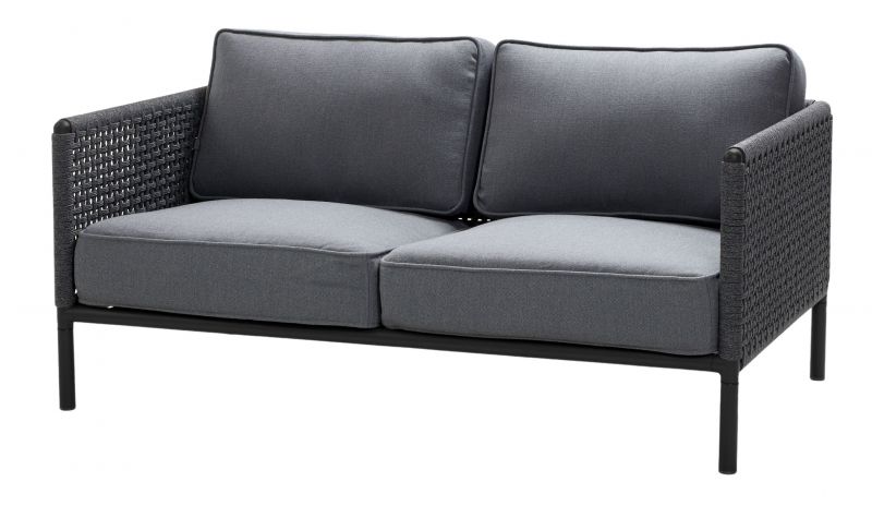 Graues Encore 2-Sitzer Sofa von Cane Line mit geflochtenen Seiten und AirTouch Kissen.